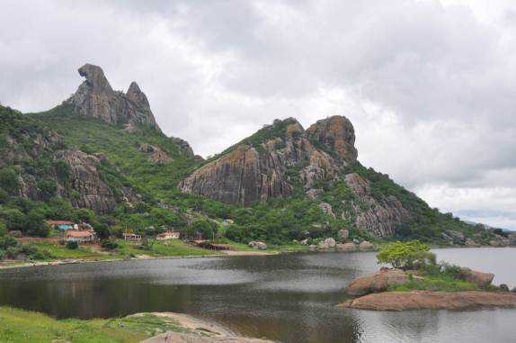 Pedra da Galinha Choca e Açude do Cedro, em Quixadá, no sertão do Ceará
